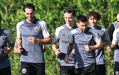 El ecuatoriano Leonardo Campana y el argentino Lionel Messi, juntos en la cancha como compañeros del mismo equipo.