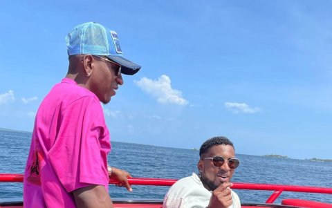 Pervis Estupiñán se une a la moda 'Barbie Core'.