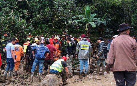 Fotografía cedida por la Policía Nacional de Colombia que muestra a miembros de organismos de rescate y habitantes en la zona donde ocurrió una avalancha en Quetame, Cundinamarca (Colombia). ,
