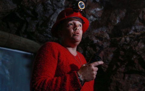 Edelweiss Oliver, dueña de la Posada del Minero y encargada del circuito turístico 'Ruta del Oro', durante un recorrido por las ruinas de la Represa de Cuñapirú, localidad de Minas de Corrales.