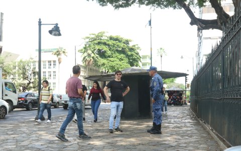 Resguardo. Agentes de Cuacme contribuyen en el cuidado de los visitantes locales y nacionales.