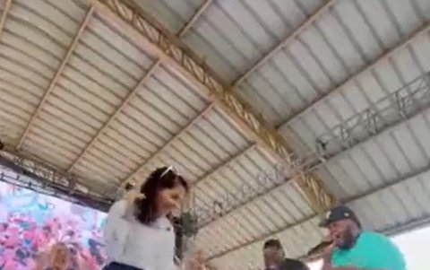 Luisa González muestra sus dotes para el baile a diferencia de su compañero de fórmula.