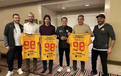 Herbella, Ismael Blanco y Marcelo ‘El Pepo’ Morales recibieron camisetas conmemorativas del Ídolo por parte de la actual dirigencia de Barcelona, previo al partido ante Estudiantes de La Plata.