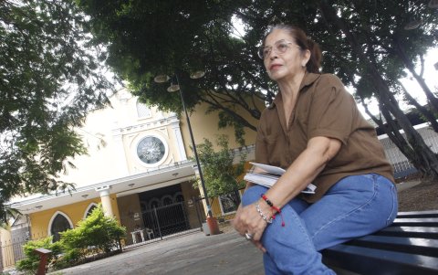 La líder comunitario recorre el parque Monserrat que es punto de encuentro de los habitantes de la ciudadela 9 de Octubre.