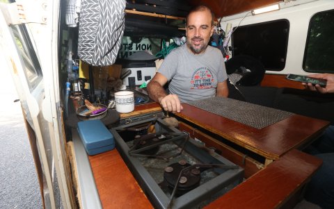 Interior. Adentro de la combi se encuentra una cocina y hasta cuenta con agua caliente.