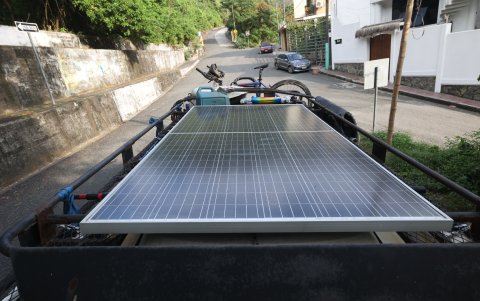 Exterior. En la parte superior del vehículo incorporó un panel solar y, en la parte trasera, está la bicicleta.