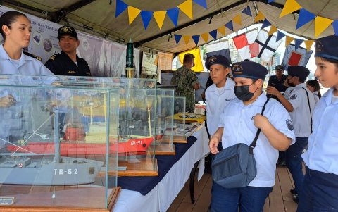 Una decena de stand se han instalado en en el muelle del Yacht Club Naval, ubicado en Malecón y Aguirre.