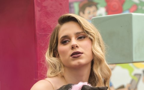 Como buena ciudadana, es amante de las mascotas y del orden y la limpieza.