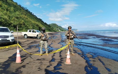 Agentes de las Fuerzas Armadas y Policía Nacional custodian el área de la playa afectada.