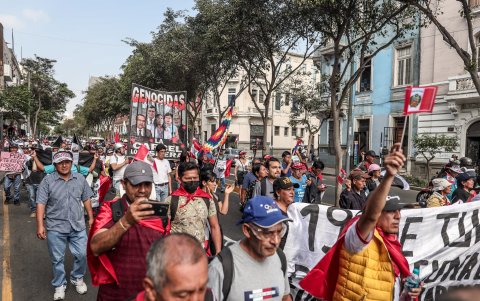 Manifestantes marchan para reclamar la renuncia de la presidenta Dina Boluarte y el cierre del Congreso, hoy miécoles 19 de julio de 2023, en Lima (Perú).