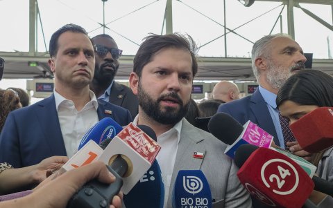 El presidente de Chile, Gabriel Boric, ofrece declaraciones a los medios a su llegada este miércoles19 de julio de 2023, a la Gare de Lyon de París (Francia)