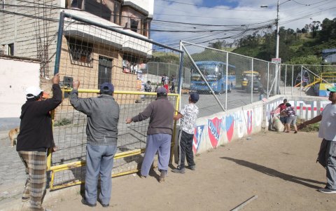 Barreras. Quienes tienen conocimientos de soldadura se ocupan de guiar a los vecinos que participan en la colocación de seguridades.