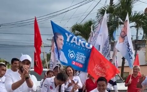 Yaku Pérez mientras bailaba en el recorrido.