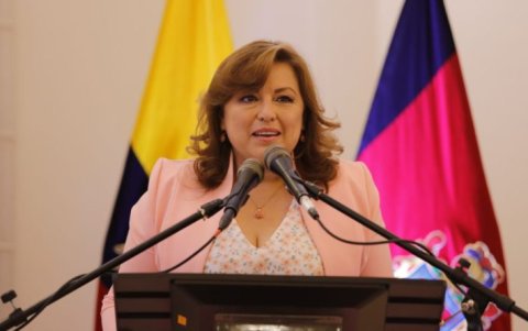 Fue vicealcaldesa de Quito. Es Doctora en Psicología Industrial por la Universidad Cristiana Latinoamericana