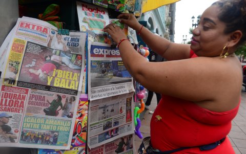 Yessenia Roche vende ejemplares de EXPRESO.