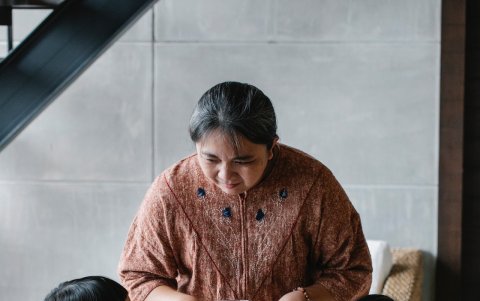 Los pequeños toman el desayuno bajo la vigilancia de su madre