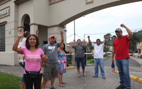 Reclamo. Residentes de la urbanización Metrópolis 1 han iniciado protestas por la remoción de tierra y el canal taponado en cerro Colorado.
