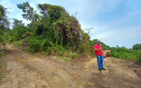 En parte de las faldas del cerro, que colinda con el canal de agua, se observa el desbroce y caminos, uno de los cuales conduce a una cantera que está clausurada.