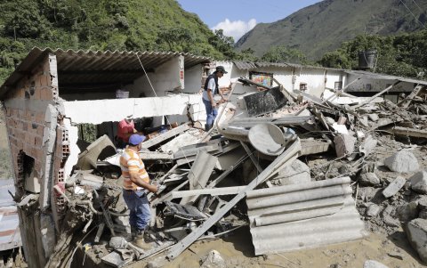Personas buscan sobrevivientes en el sitio de una avalancha en Quetame (Colombia).