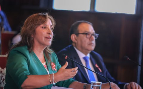 Fotografía de archivo cedida por la presidencia de Perú del pronunciamiento de la presidenta Dina Boluarte acompañada por ministros de Estado, en Lima (Perú).
