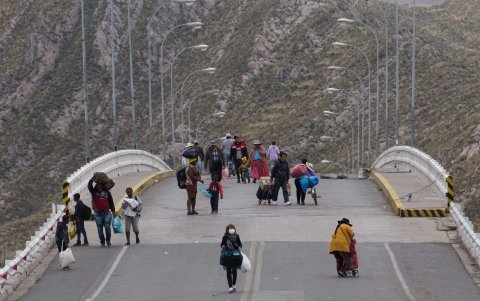 Manifestantes mantienen bloqueado el puente internacional entre Perú y Bolivia