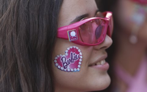 Una mujer luce complementos alusivos a la película Barbie momentos antes de asistir a su proyección, este jueves en Madrid.