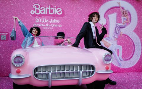Jóvenes se toman fotografías en un coche promocional de la película Barbie hoy, en un centro comercial de São Paulo (Brasil). La película se estrena este jueves en varios países de Latinoamérica.