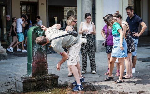 Un hombre bebe agua de una fuente durante una ola de calor en Turín, Italia, el 15 de julio de 2023.