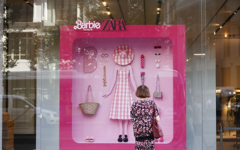 Escaparate en Madrid de una tienda Zara, el buque insignia de Inditex, que ha estrenado una sección dedicada a Barbie en sus tiendas. El espacio cuenta con un photocall y las prendas de la colección, que la compañía ha diseñado a raíz del estreno de la película Barbie este 20 de julio.
