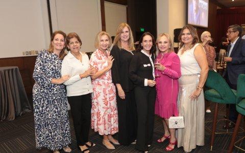 María del Carmen de Valarezo, Mónica de Meléndez, María de Lourdes de Leone, Elena García, Susana de Lebed, Mónica de Menéndez y Chichi Gómez.