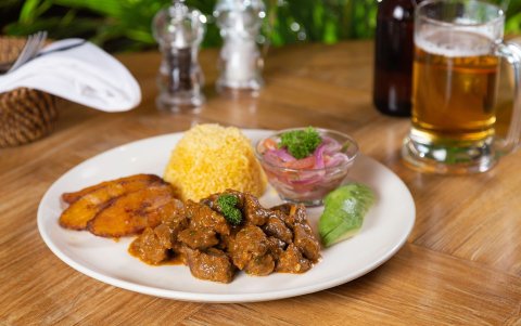 Este delicioso plato se sirve con aguacate y maduro frito.