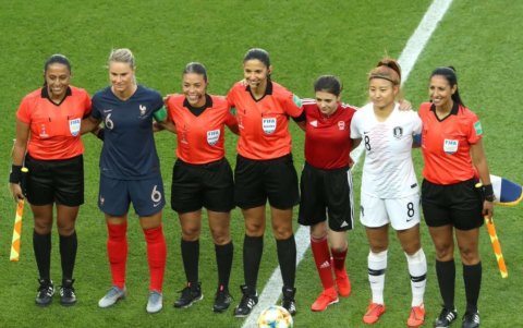 Amboya (i) en su debut en un Mundial Absoluto femenino, en Francia 2019.