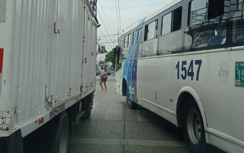 Los vehículos invaden las intersecciones y eso, además de riesgo, genera más tráfico.