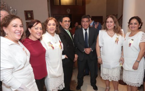 Cecilia de Berrú, Lolita Zambrano, Matilde de Icaza, Stenio Cevallos, Eduardo Izaguirre, Jazmín Adum e Isabel de Cevallos.