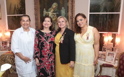 Reina de Romero, Katia Murrieta, Marta Bastidas y Lorena de Baquerizo.