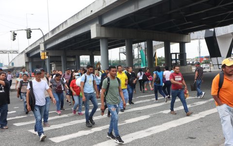 Necesidad. La comunidad señala que no es posible esperar más por la obra, pues a diario cientos de ciudadanos cruzan la calle donde se está culminando esta estructura.