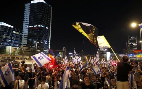 Manifestantes antigubernamentales intentan bloquear la autopista Ayalon durante una protesta contra la reforma del sistema de justicia israelí en Tel Aviv, Israel, el 20 de julio de 2023.