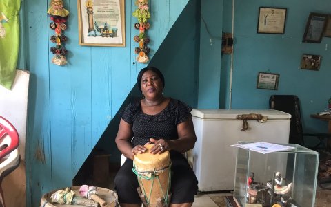 Recuerdos. Ecilda Castillo Quintero conserva los instrumentos de su madre.