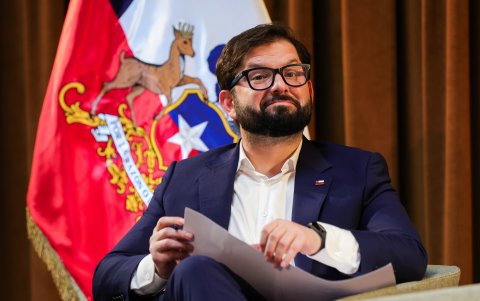 El presidnete de chile en su gira por Francia. La oposición lo presiona en su país y hace cambios en su gabinete