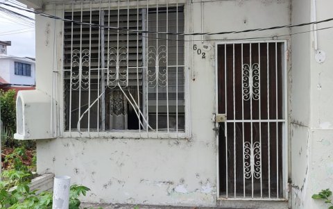 La ventana tiene las rejas retorcidas