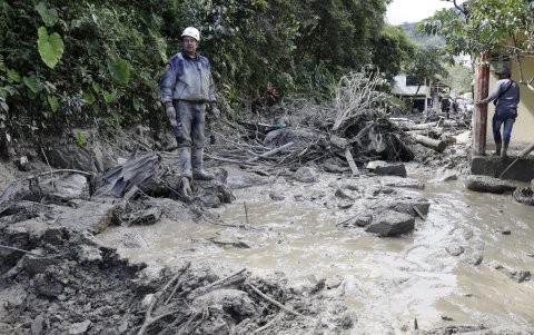 Rescatistas buscan sobrevivientes en la zona de una avalancha en Quetame (Colombia).