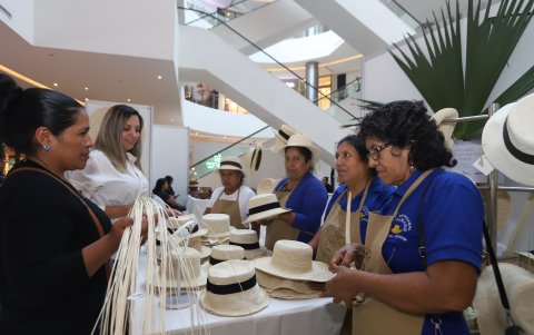 Los sombreros de paja toquilla son parte de la exhibición.