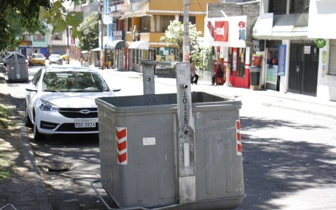 Robo. Las tapas son de las partes más sustraídas. Algunos han sido desmantelados por completo.