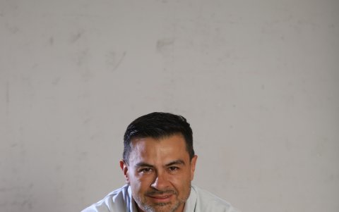 Joan sostiene que es mejor tener amigos que dinero.