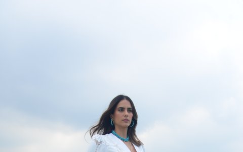 Esta prenda es de su marca Tilum. Un vestido fresco y elegante. Lo usa con zapatos altos o bajos. Los cortes en la cintura, perfectos para darle forma al cuerpo. Se puede usar para un brunch o para un evento especial durante el día o la tarde.