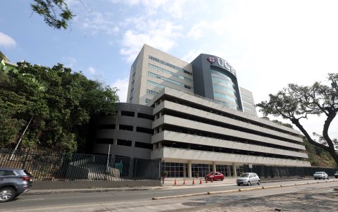 586 uniformados han llegado a la zona 8 ultimamente, la mayoría de estos viven en un área destinada en la Universidad Católica de Guayaquil por coordinación con el Ministerio del Interior