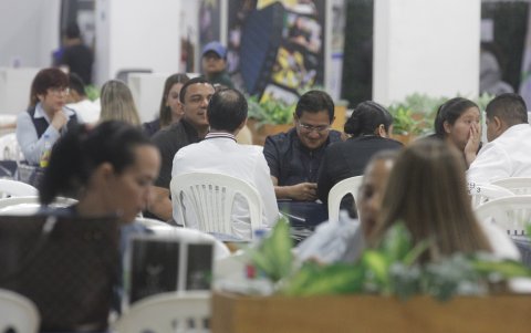 Comensales. Los visitantes optaron por llegar temprano a la cita, para así evitar largas filas y reservarse un puesto donde comer.