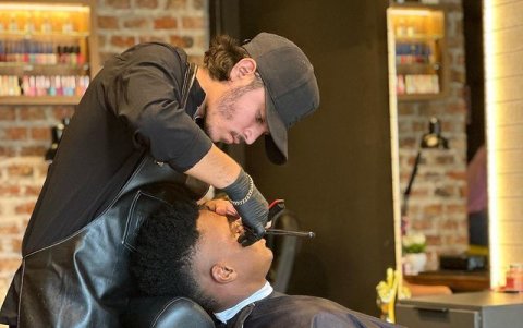 Los jugadores sufren con las limpiezas faciales, se retuercen del dolor.