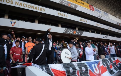 Unos 500 personas entre hinchas y socios se dieron cita en el estadio Rodrigo Paz.