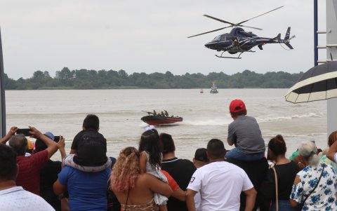 Uno de los actos más llamativos fue la simulación de interceptación a una lancha con cinco sospechosos y sustancias sujetas a fiscalización.
